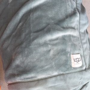 Teal colored Ugg blanket—like new condition